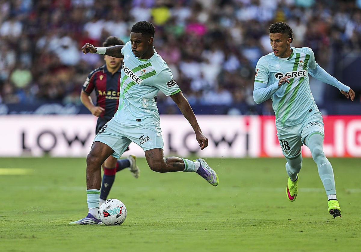 Junior Firpo golpea el balón en el partido ante el Levante