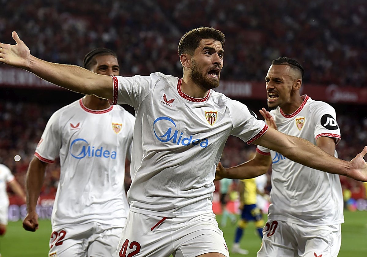 García Pascual celebra el gol marcado en el Sevilla-Las Palmas de LaLiga 24-25