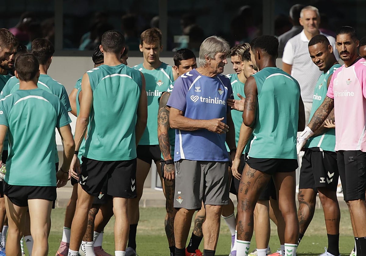 Pellegrini dialoga con sus jugadores en la sesión de este jueves