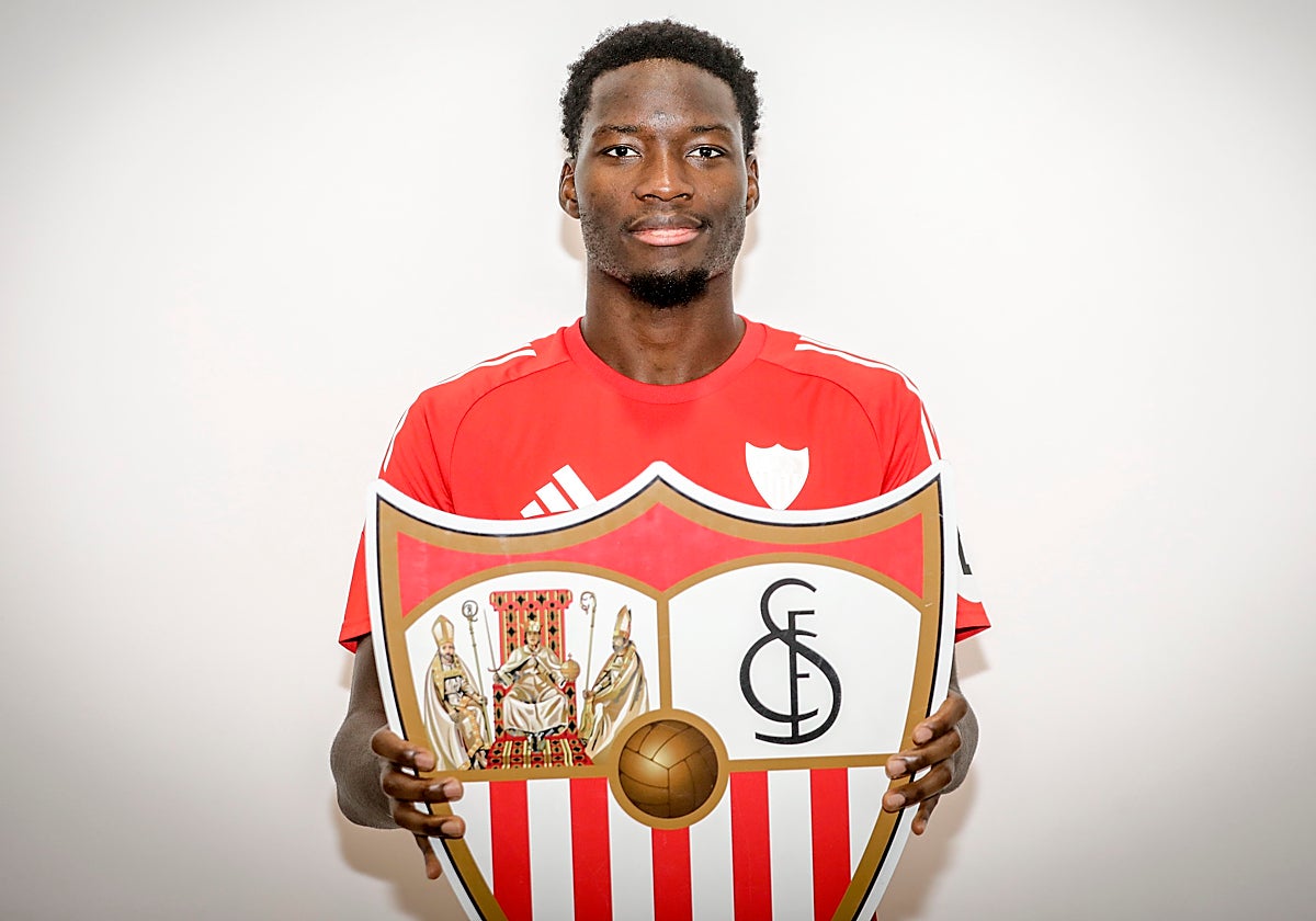 Lucien Agoumé posa con el escudo del Sevilla para ABC
