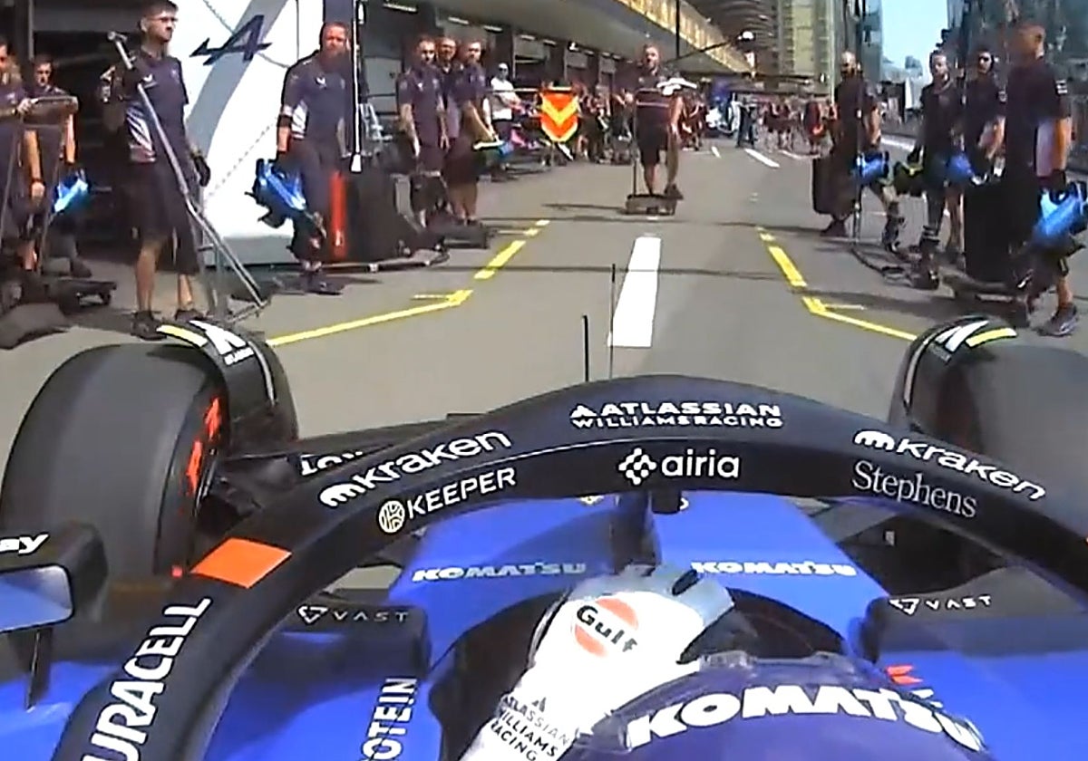 Carlos Sainz, entrando por error en el box de Alpine