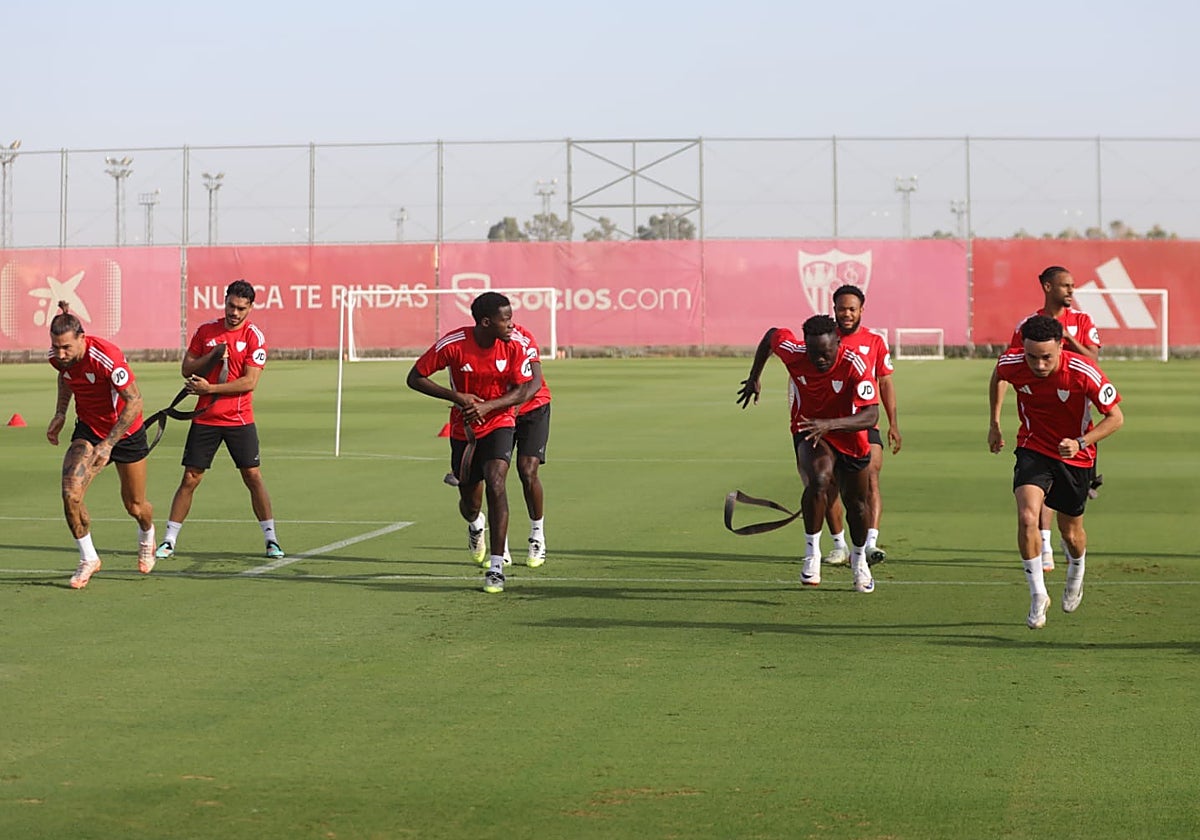 Los jugadores del Sevilla, en un entrenamiento de esta semana en la ciudad deportiva