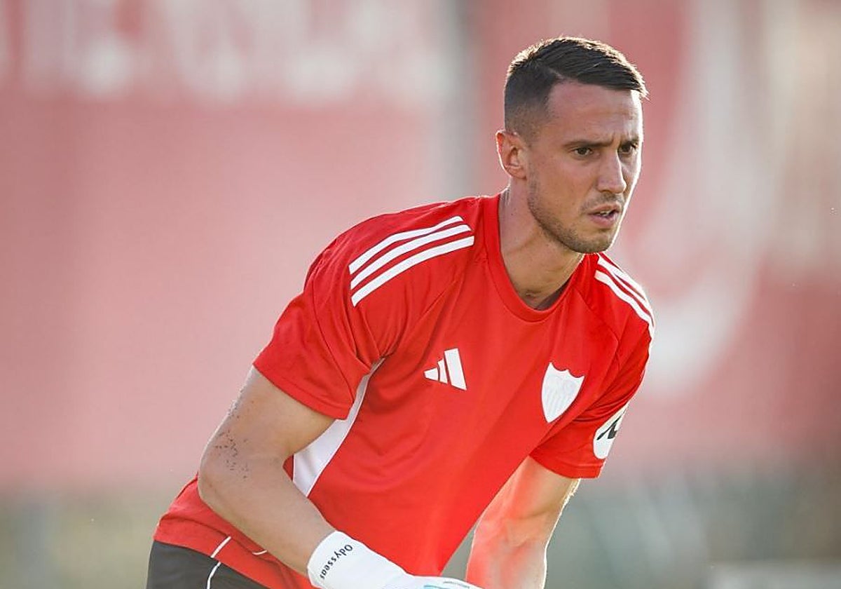 Vlachodimos en un entrenamiento con el Sevilla FC