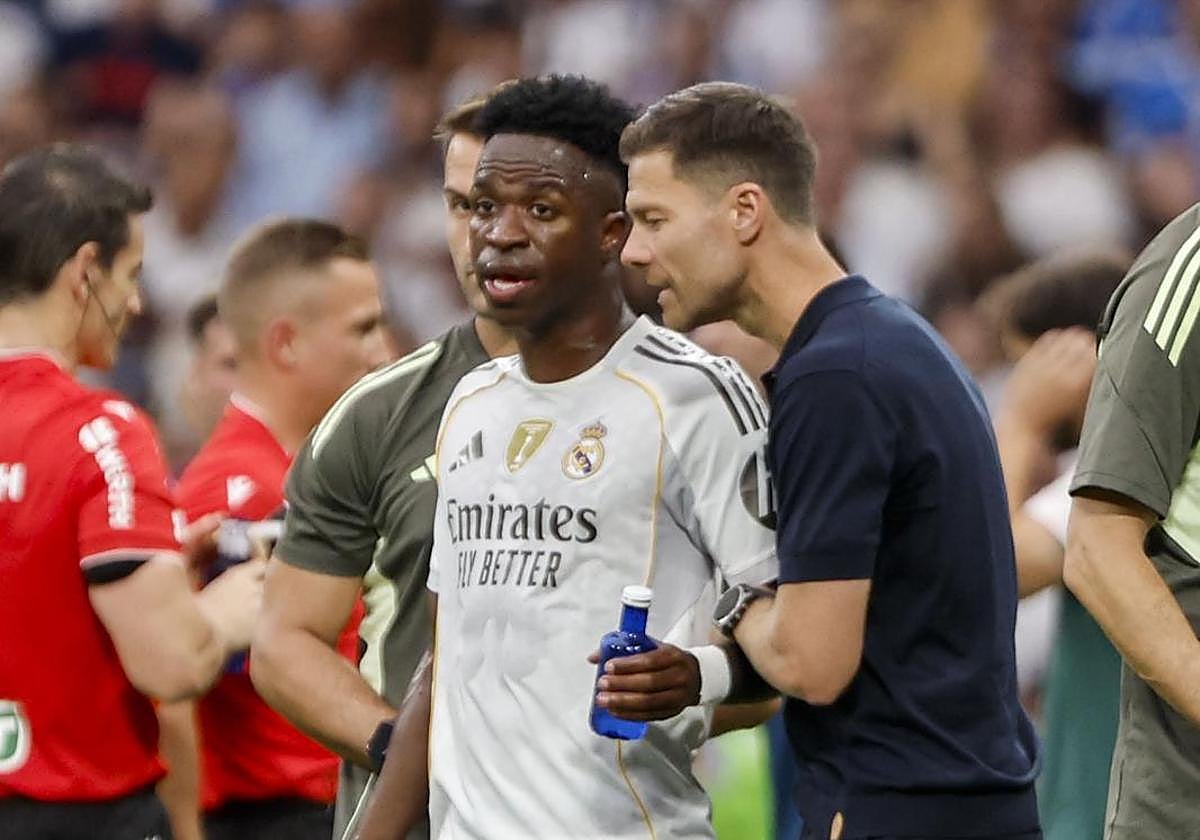 Xabi Alonso y Vinicius dialogan durante el partido