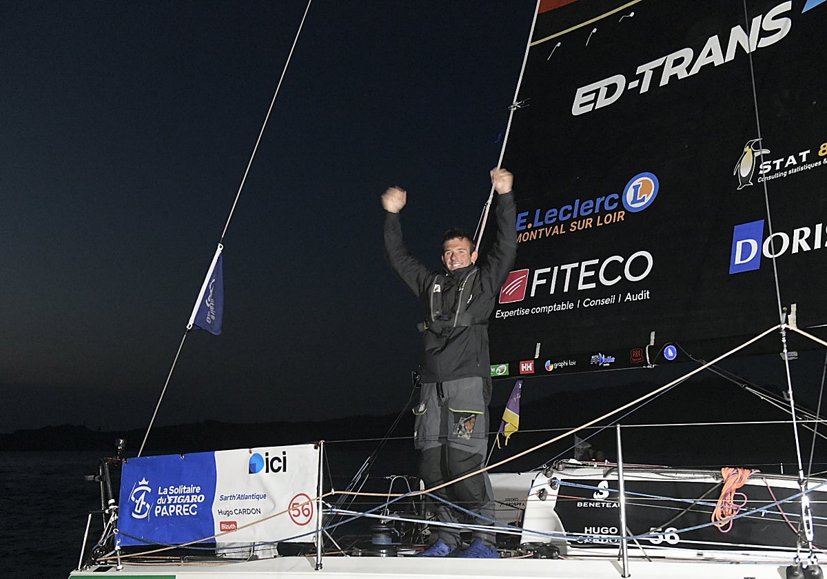 Hugo Cardon nada más cruzar la línea de llegada en Vigo ya de noche cerrada