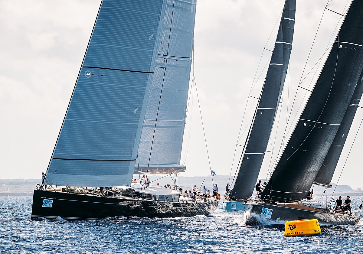 Paso de boya de la flota en la prueba disputada este sábado en aguas pitiusas