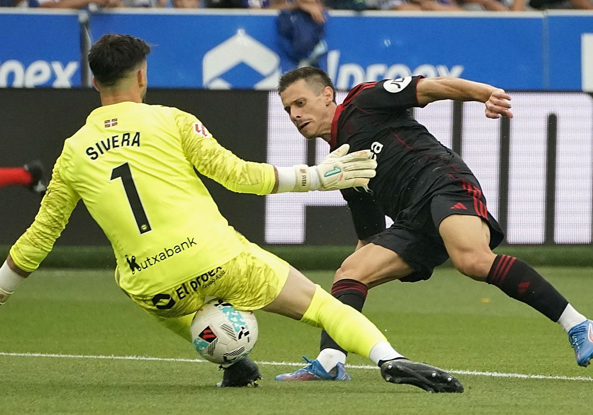 Alfon, en el mano a mano con Sivera en el minuto 3 de juego en el Alavés - Sevilla