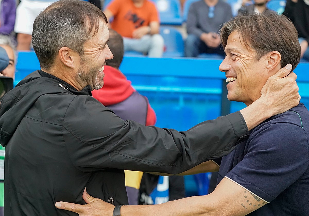 Almeyda, saludando a Eduardo 'Chacho' Coudet en los prolegómenos del Alavés - Sevilla