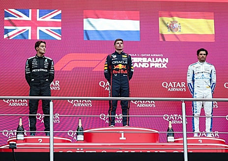 Imagen secundaria 1 - Sainz entra en la historia de la F1 y come en la mesa del legendario Alain Prost