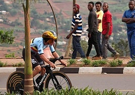 Exhibición de Evenepoel en Ruanda: oro mundial contrarreloj doblando a Pogacar