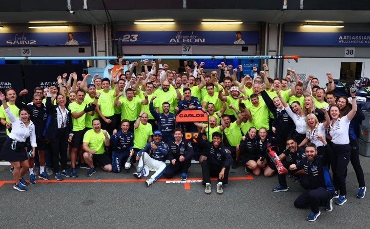 Imagen principal - Sainz entra en la historia de la F1 y come en la mesa del legendario Alain Prost