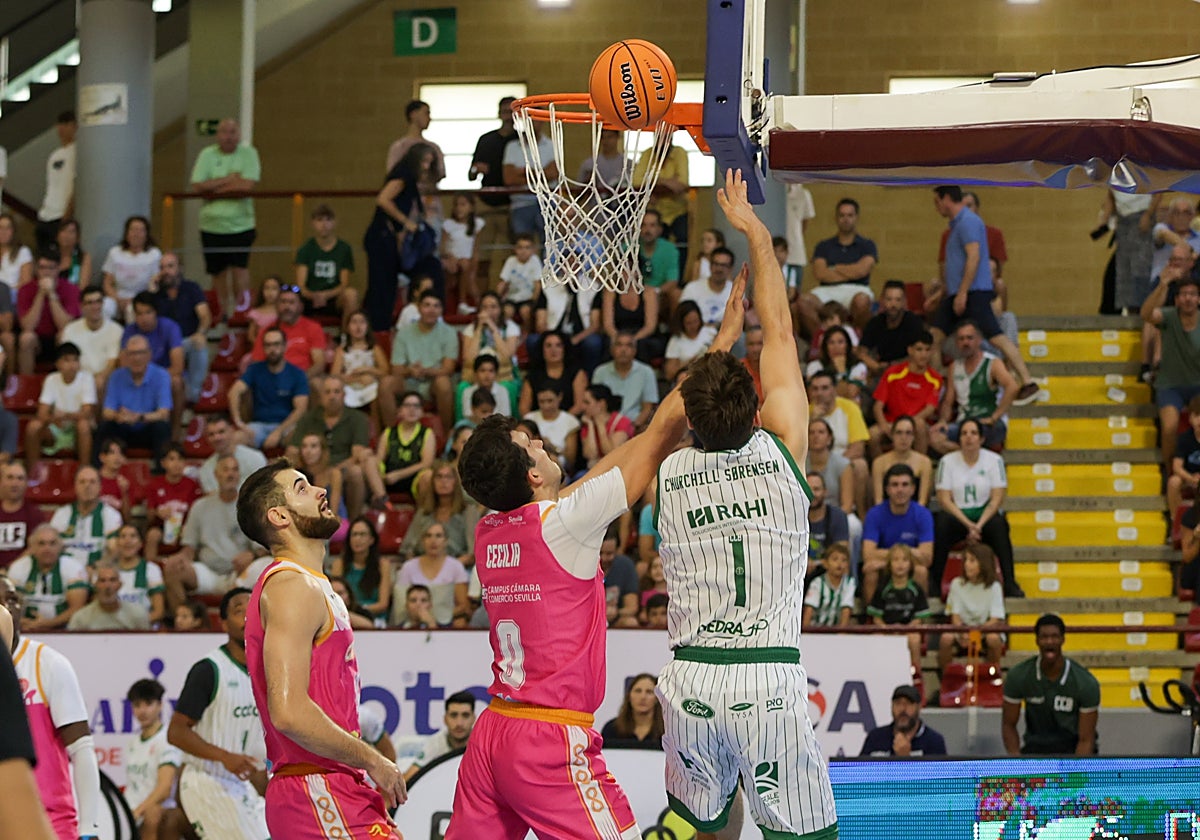 Sorensen, del Coto Córdoba, lanza a canasta defendido por el cajista Sergio Cecilia