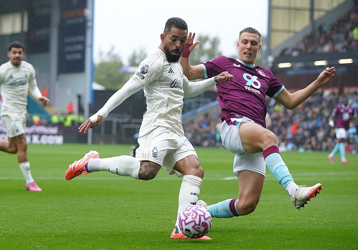 Douglas Luiz dispara a portería ante un rival en el Burnley - Nottingham Forest