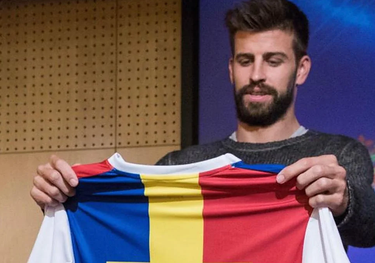 Piqué, con una camiseta del Andorra