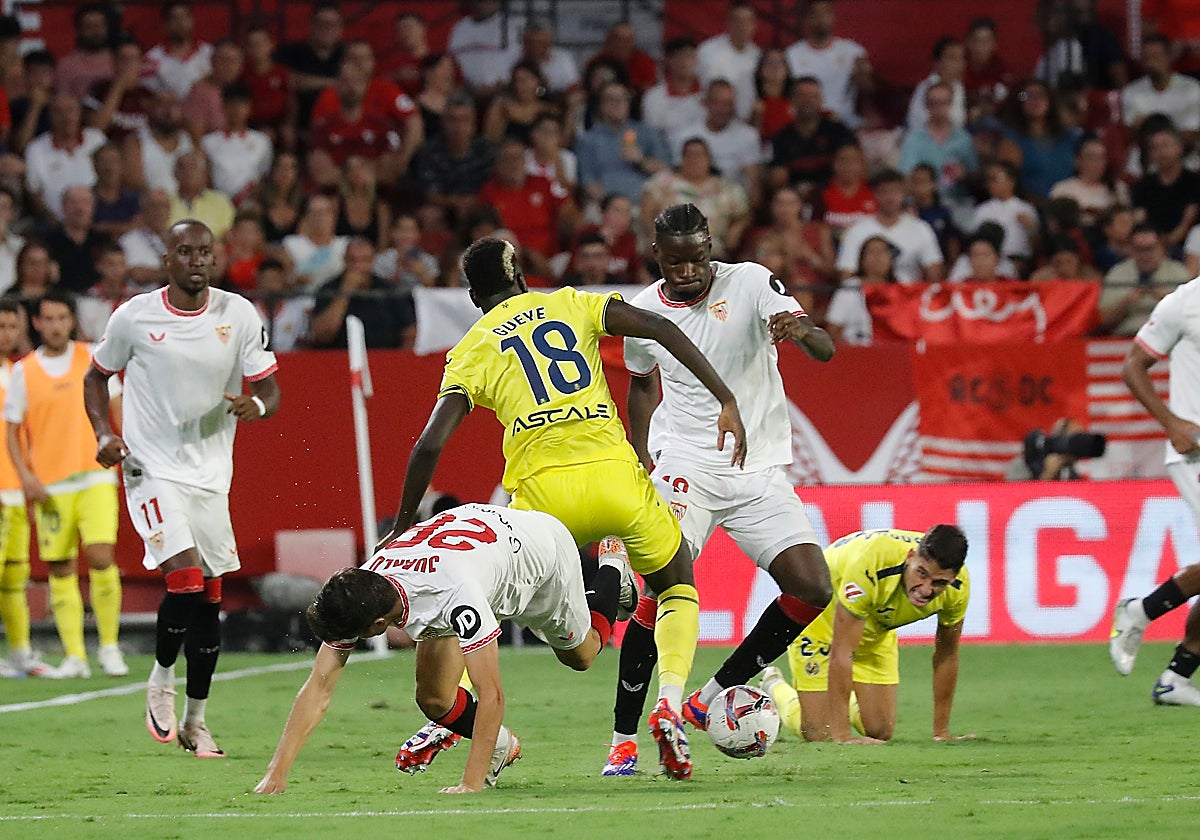 Un lance del juego del Sevilla - Villarreal de la pasada temporada