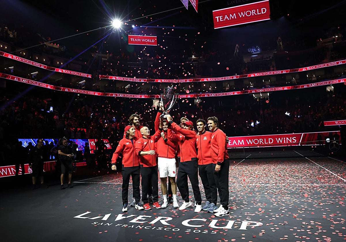 El equipo Mundo celebra el título