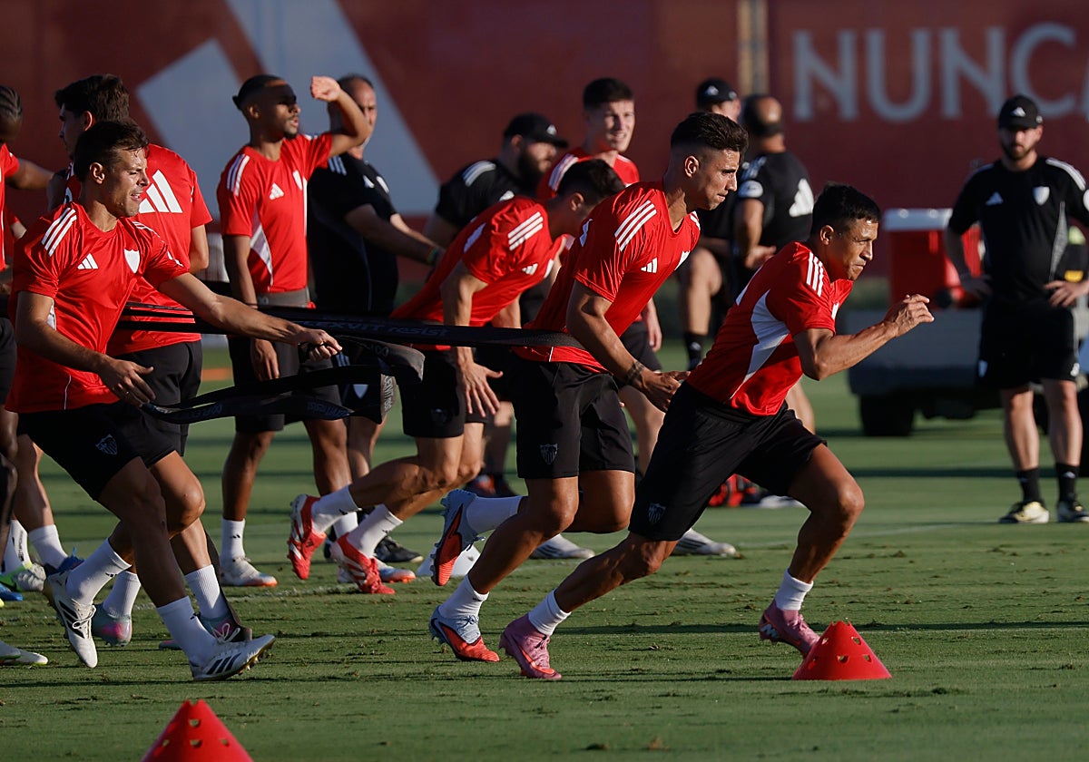 Los jugadores del Sevilla, entrenándose en la ciudad deportiva