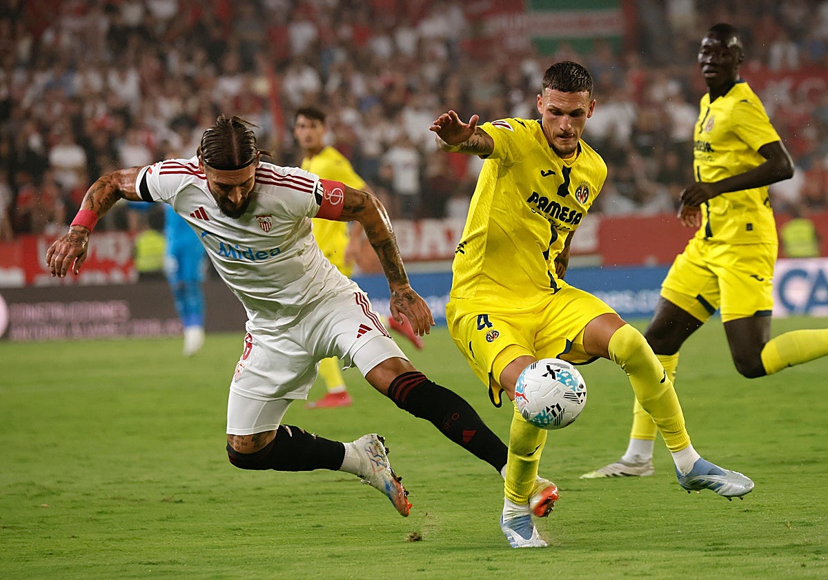 Gudelj pelea un balón con Rafa Marín en el Sevilla - Villarreal