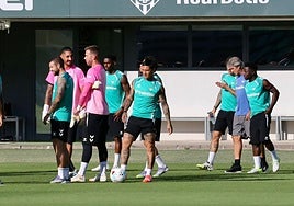 Bartra y Llorente apuntan a ser bajas en el Betis - Nottingham Forest