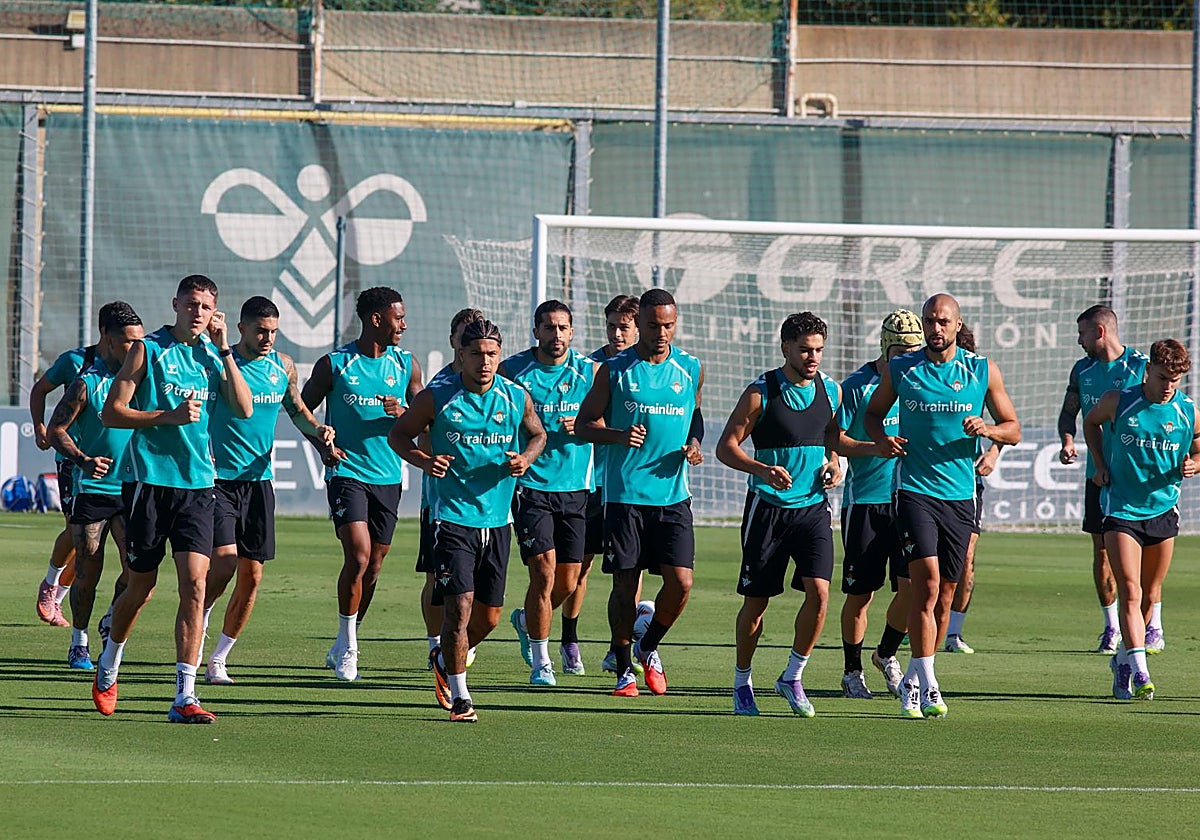 Imagen de los jugadores del Betis durante un entrenamiento de cara al partido de Europa League ante el Nottingham Forest
