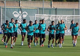 Alineaciones oficiales del Betis - Nottingham Forest de la Europa League 2025-2026: Ortiz, Valentín Gómez y Bakambu, titulares