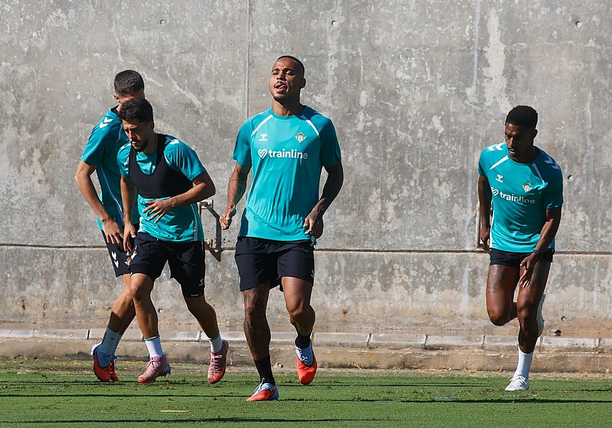 Fornals, Natan y Junior, durante el entrenamiento del Betis en la ciudad deportiva Luis del Sol