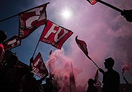 La Policía francesa detiene a más de 100 ultras de la Roma en la previa del partido de Europa League contra el Niza: portaban armas blancas y chalecos antibalas