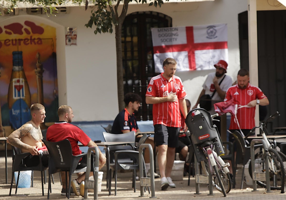 Aficionados del Nottingham Forest, en uno de los bares de La Alameda