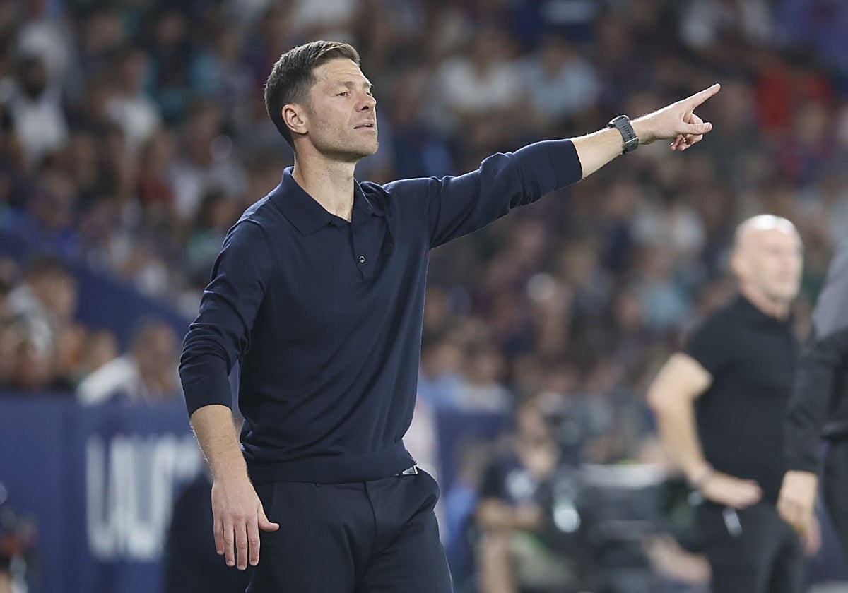 Xabi Alonso, dando indicaciones en el Ciudad de Valencia