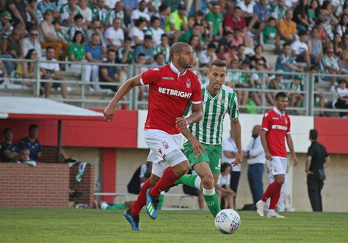 Canales, fichado ese verano por el Betis, presiona a un jugador del Nottingham Forest en el amistoso entre ambos equipos en julio de 2018