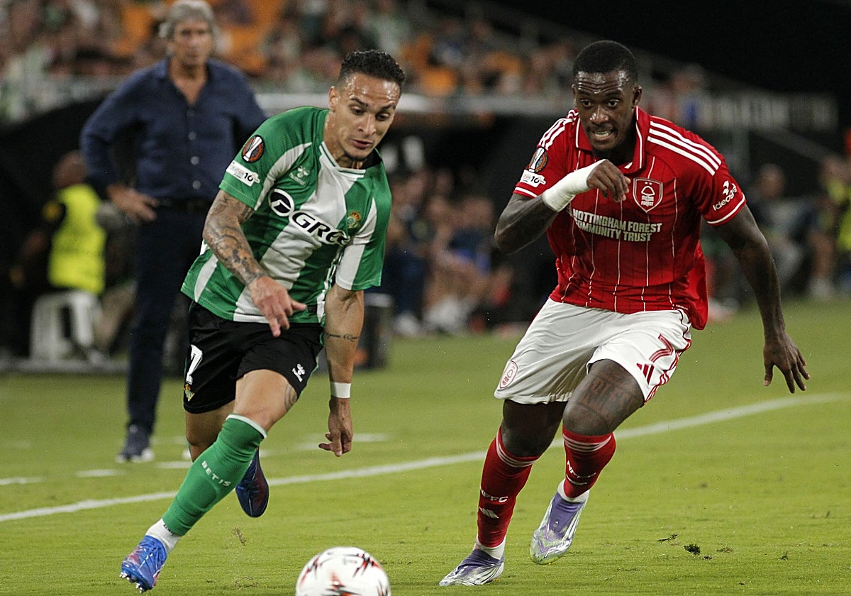 Antony conduce el balón ante el jugador del Forest Hudson-Odoi