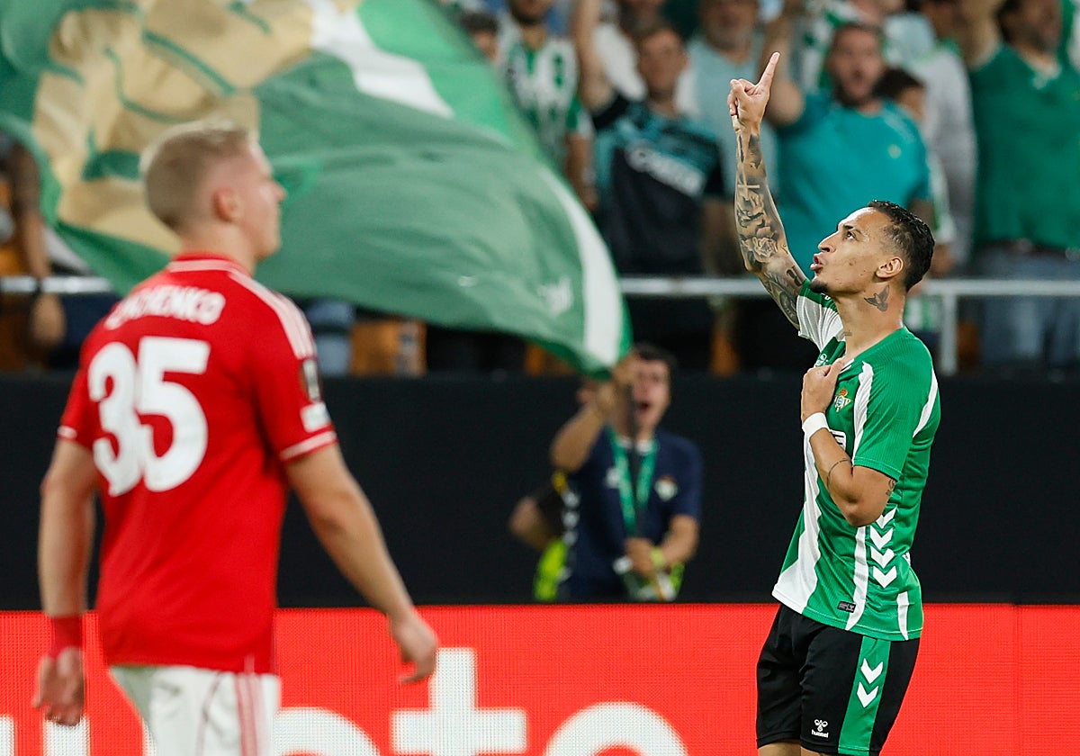 Antony celebra su gol ante el Forest