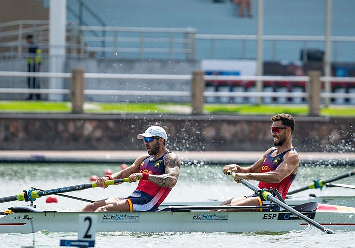 Javier García y Jaime Canalejo, compitiendo en el dos sin timonel español en el Mundial de China
