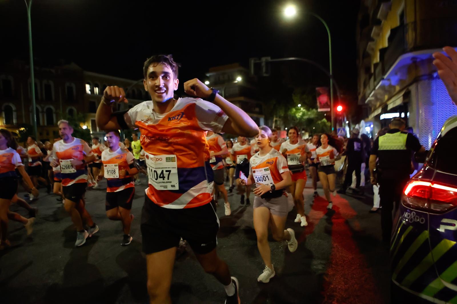 Búscate en la galería de imágenes de ABC de la Carrera Nocturna de Sevilla 2025