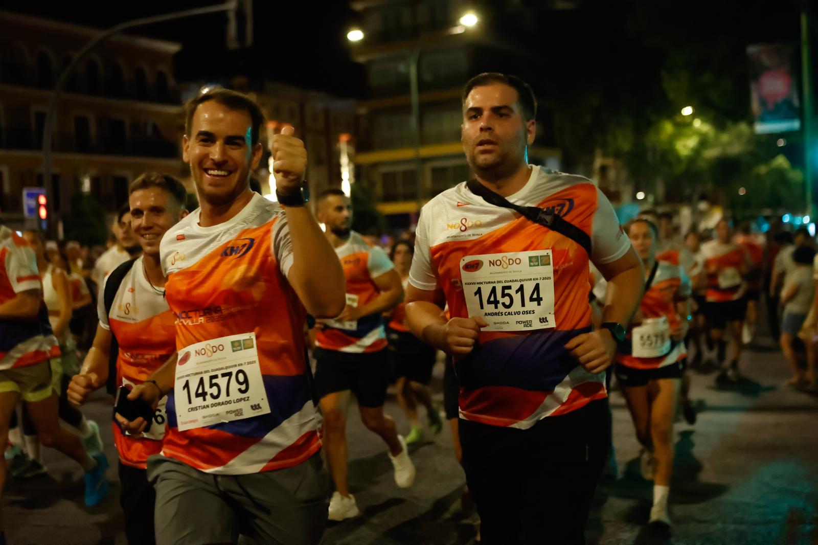 Búscate en la galería de imágenes de ABC de la Carrera Nocturna de Sevilla 2025