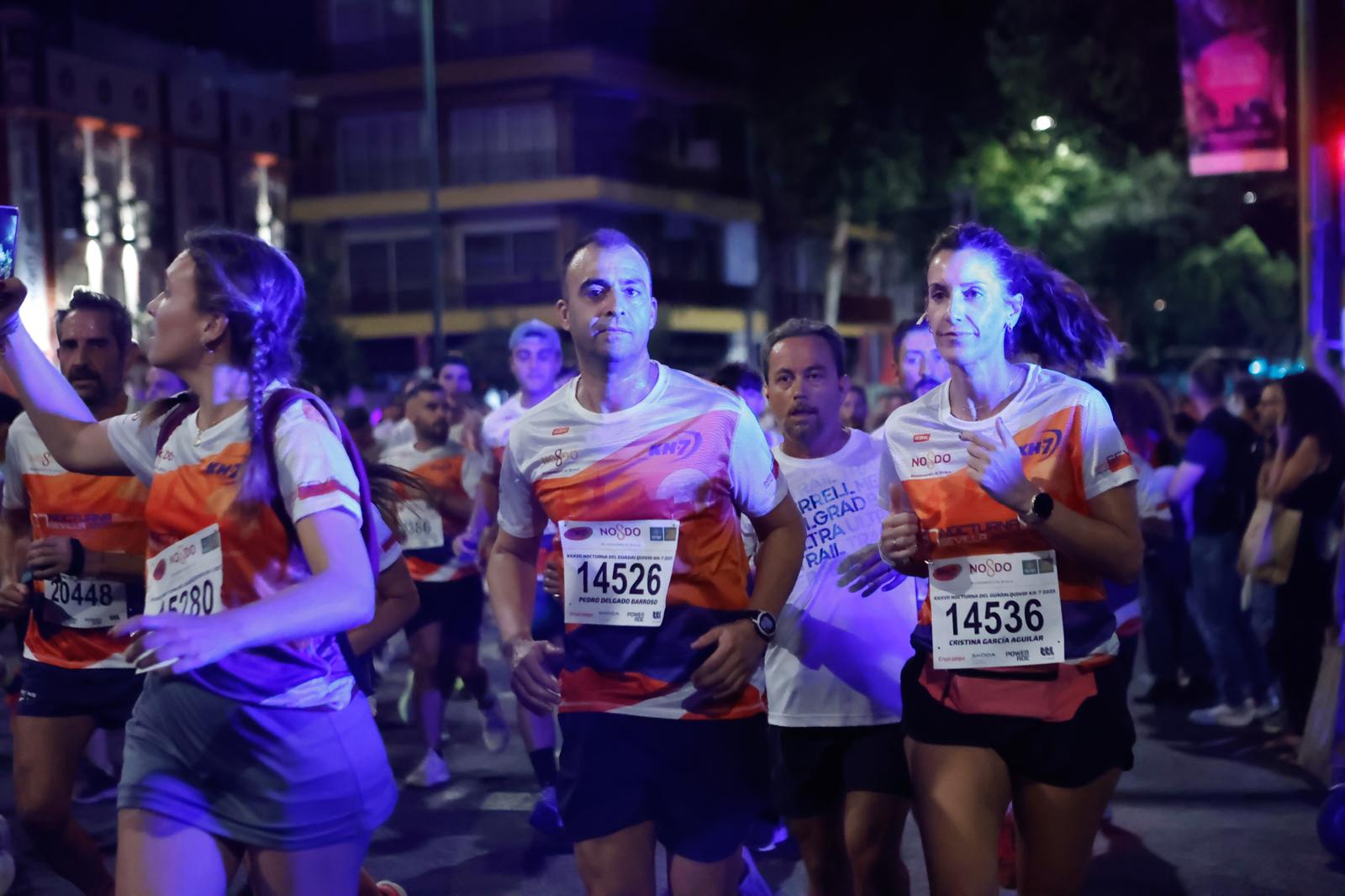 Búscate en la galería de imágenes de ABC de la Carrera Nocturna de Sevilla 2025