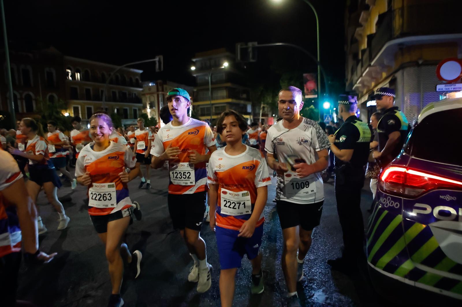 Búscate en la galería de imágenes de ABC de la Carrera Nocturna de Sevilla 2025