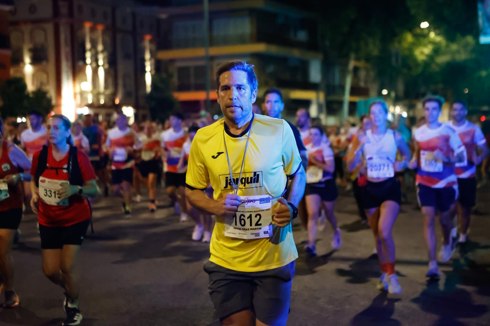 Búscate en la galería de imágenes de ABC de la Carrera Nocturna de Sevilla 2025