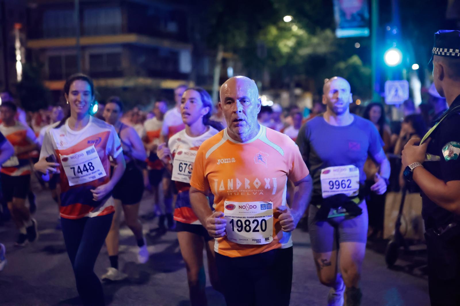 Búscate en la galería de imágenes de ABC de la Carrera Nocturna de Sevilla 2025
