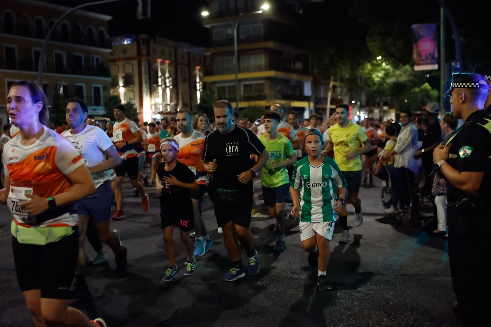 Búscate en la galería de imágenes de ABC de la Carrera Nocturna de Sevilla 2025