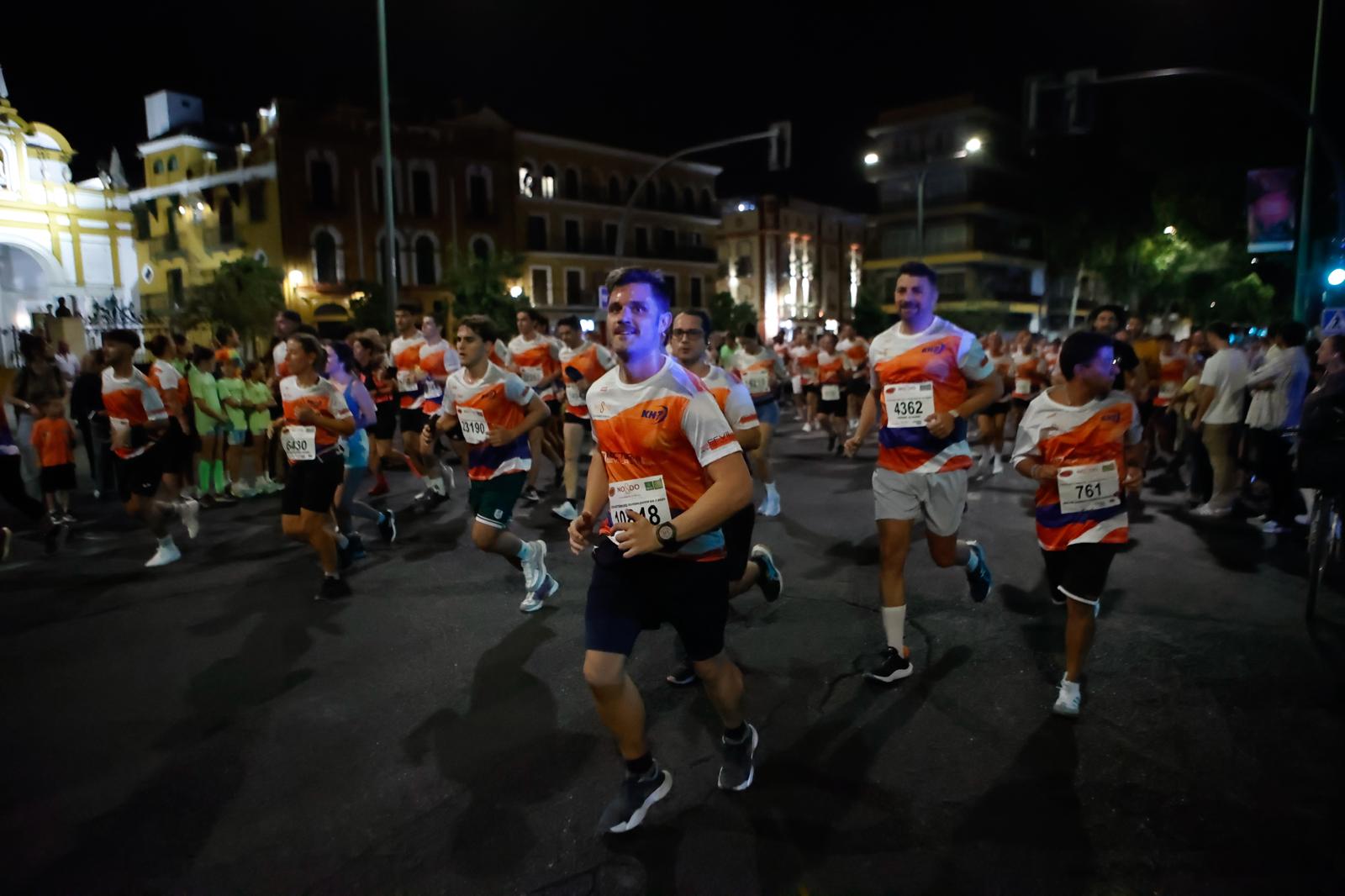 Búscate en la galería de imágenes de ABC de la Carrera Nocturna de Sevilla 2025