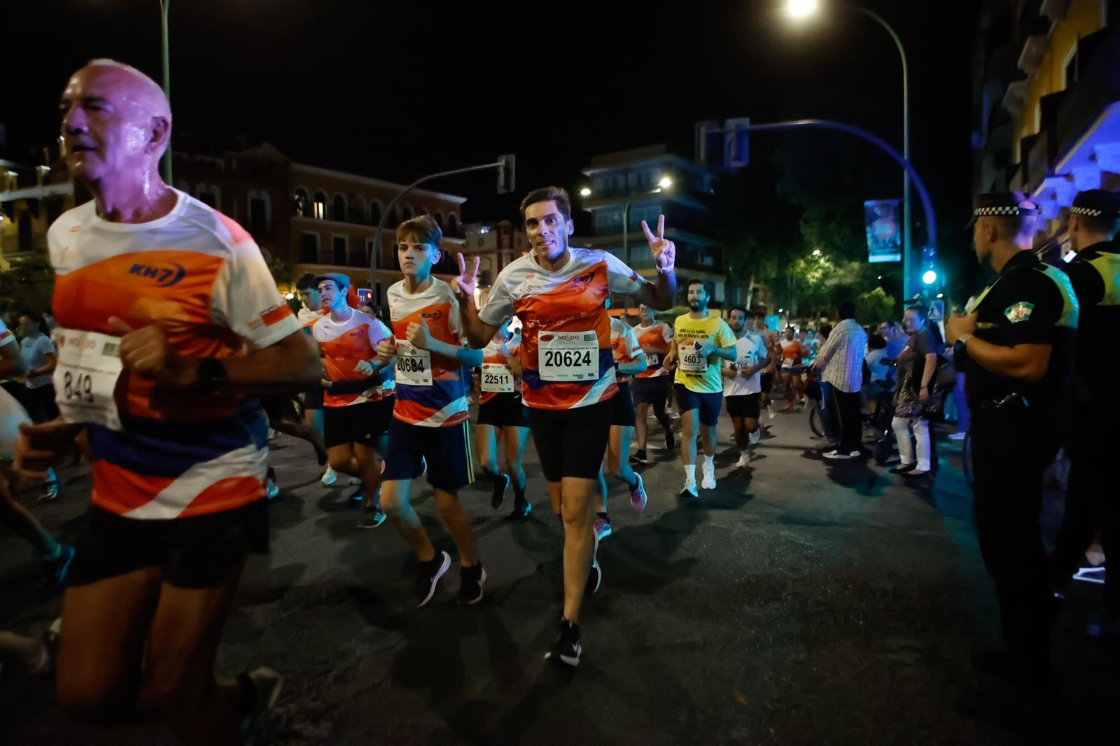 Búscate en la galería de imágenes de ABC de la Carrera Nocturna de Sevilla 2025