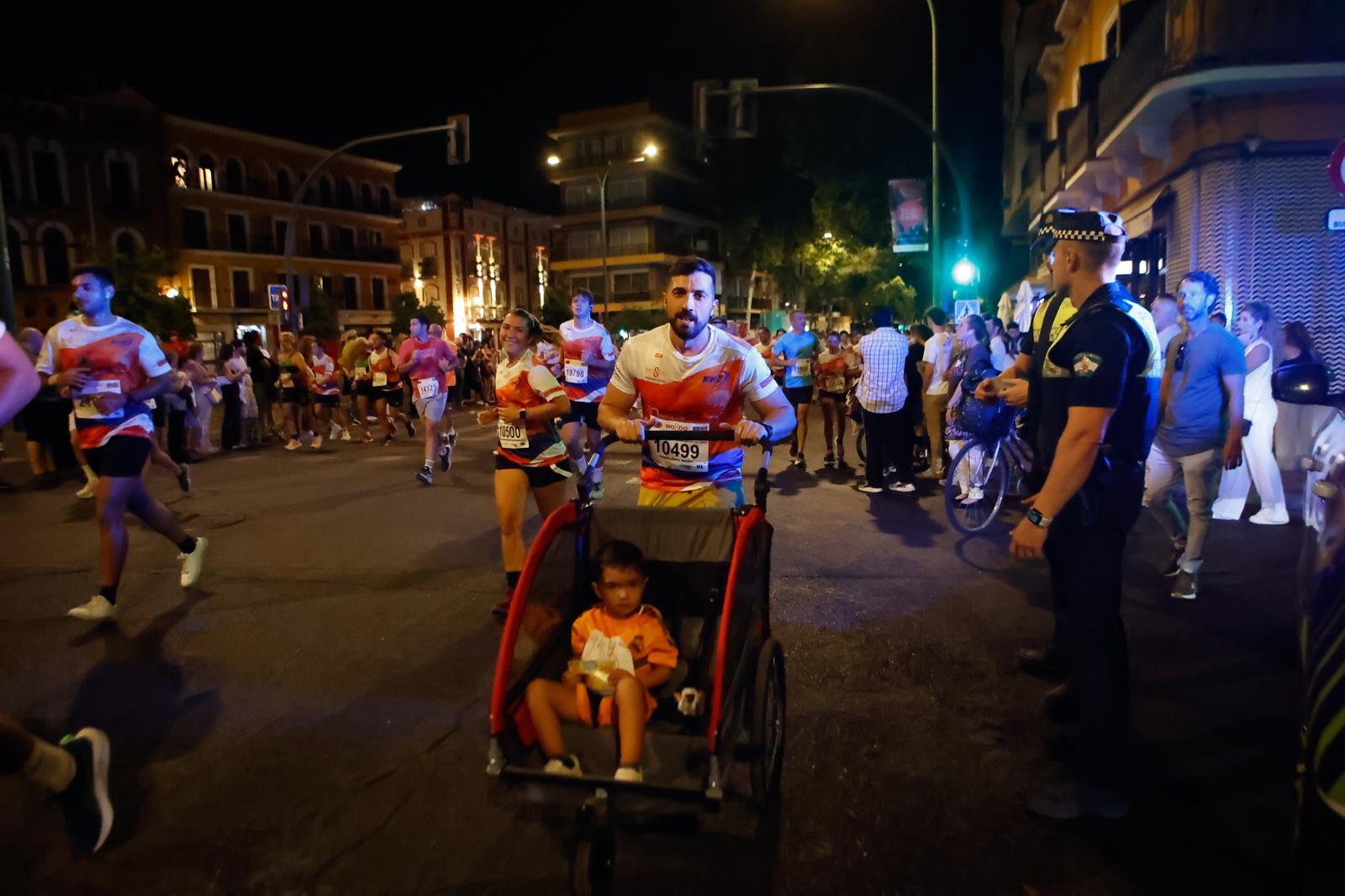 Búscate en la galería de imágenes de ABC de la Carrera Nocturna de Sevilla 2025