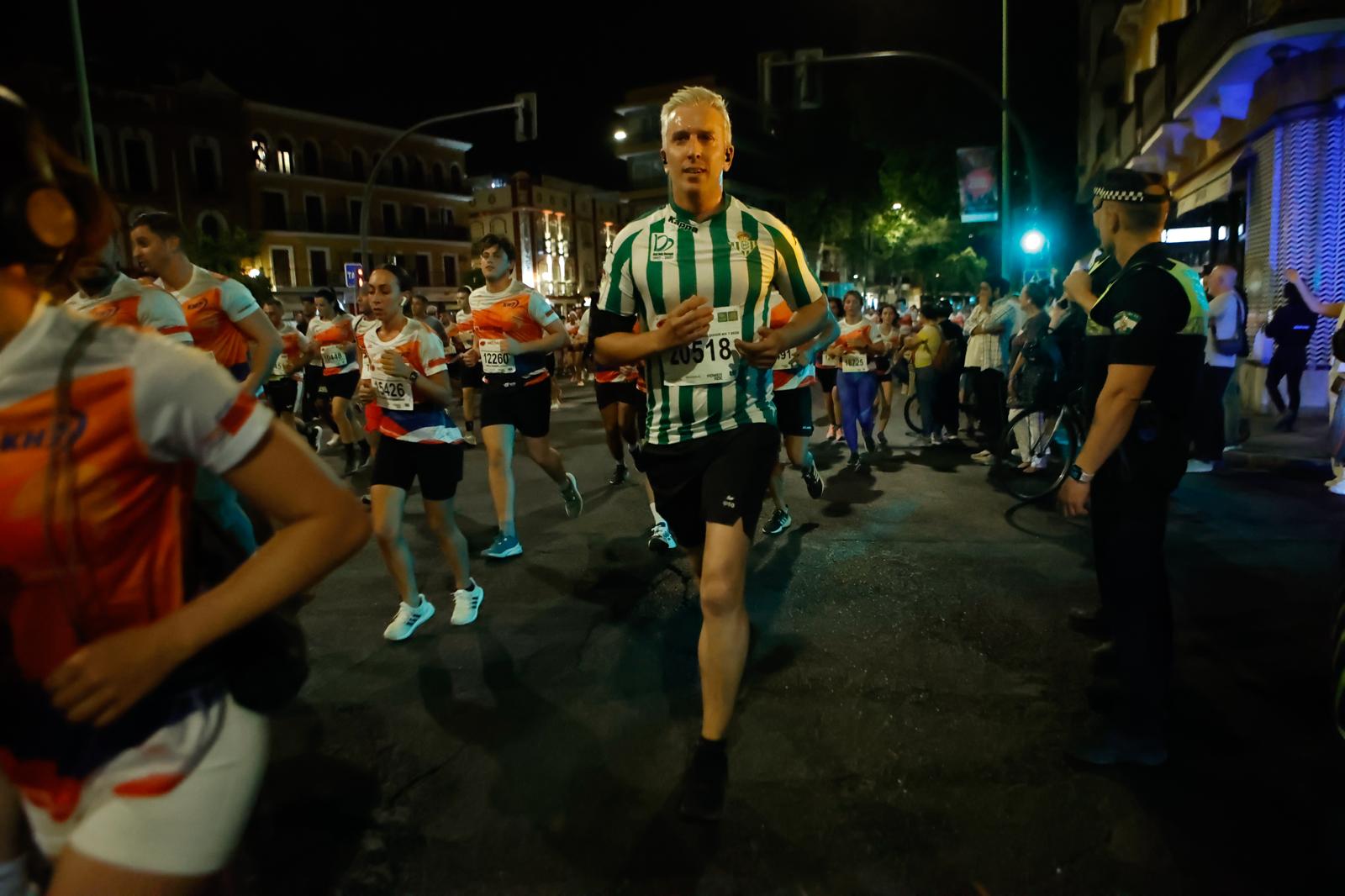 Búscate en la galería de imágenes de ABC de la Carrera Nocturna de Sevilla 2025