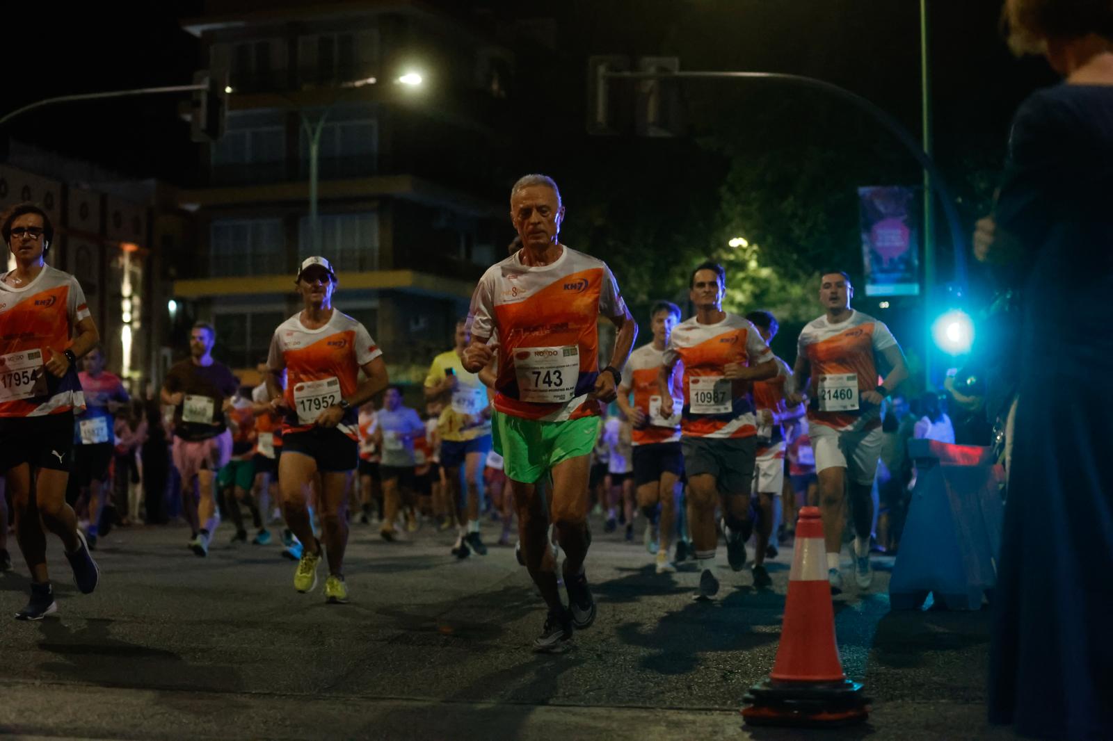 Búscate en la galería de imágenes de ABC de la Carrera Nocturna de Sevilla 2025