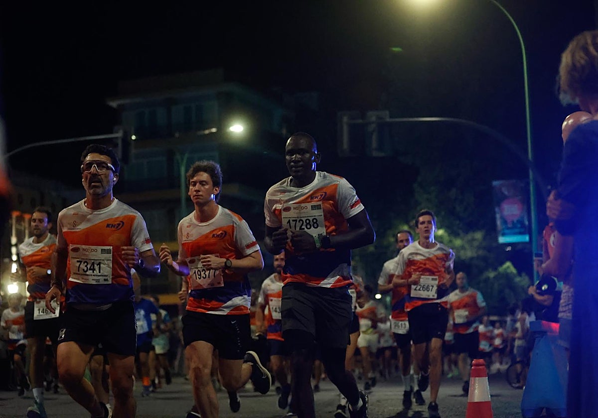 Búscate en la galería de imágenes de ABC de la Carrera Nocturna de Sevilla 2025