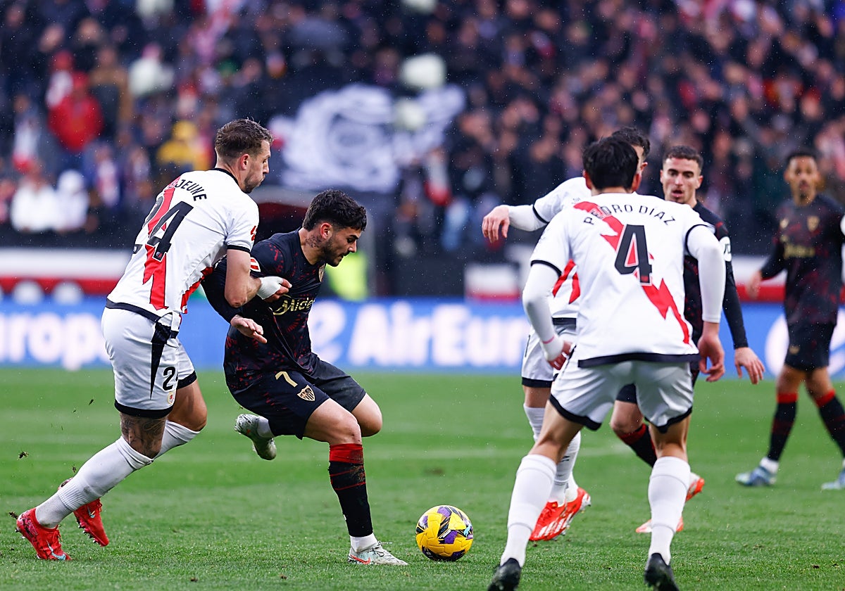Isaac, protegiendo la pelota en el último Rayo Vallecano - Sevilla
