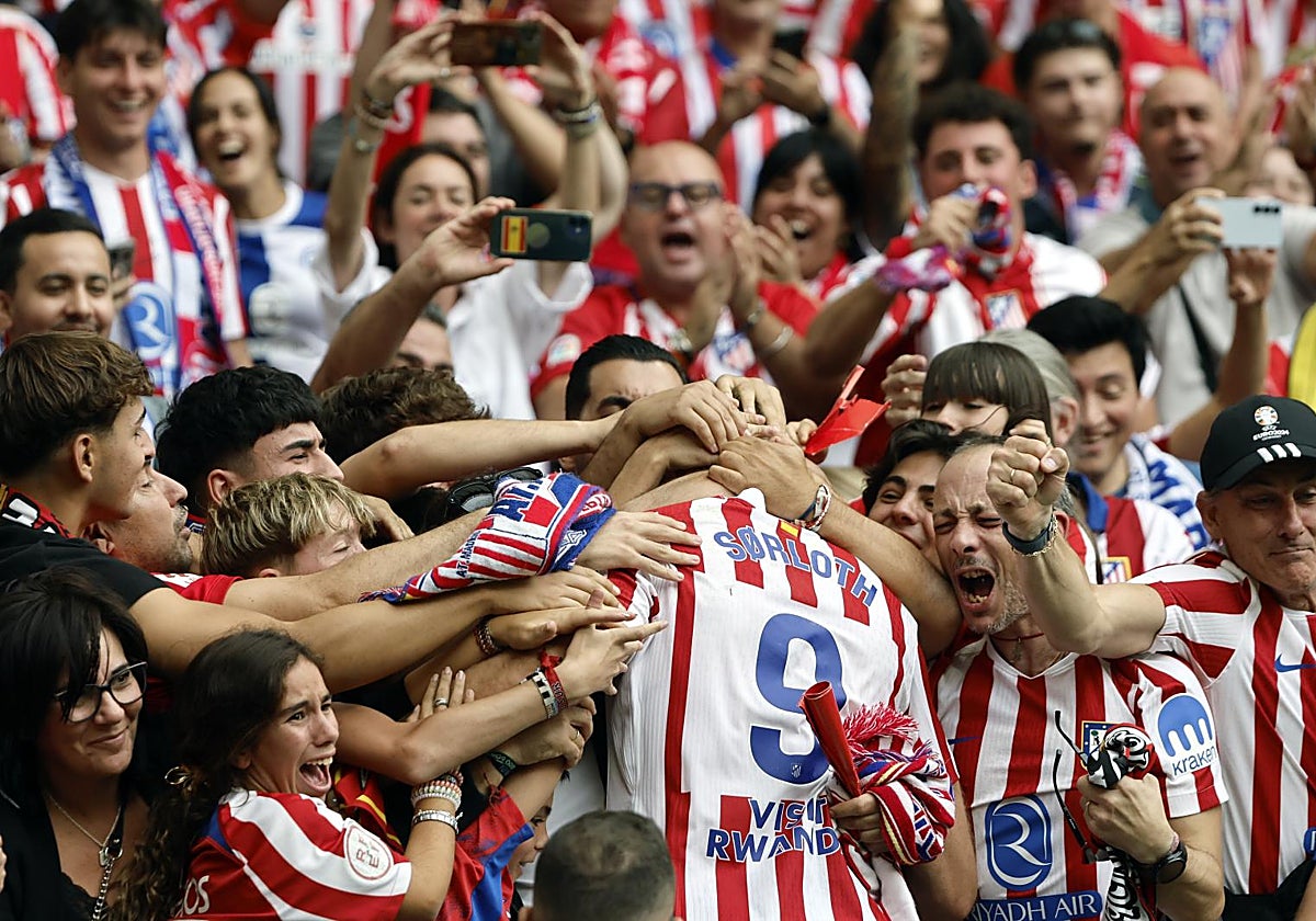 Sorloth celebra el 2-2 metido en la grada del Metropolitano