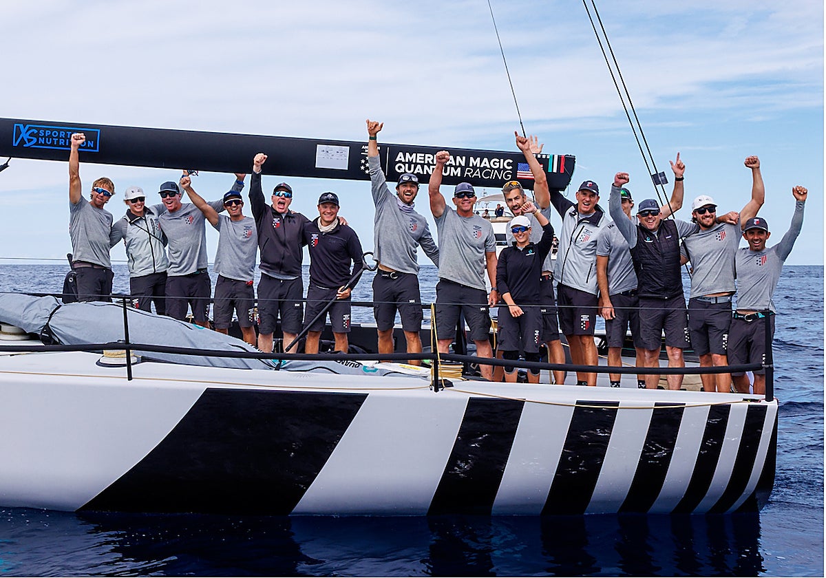 La tripulación del America Magic celebrando en el agua su séptimo título de las 52 Super Series