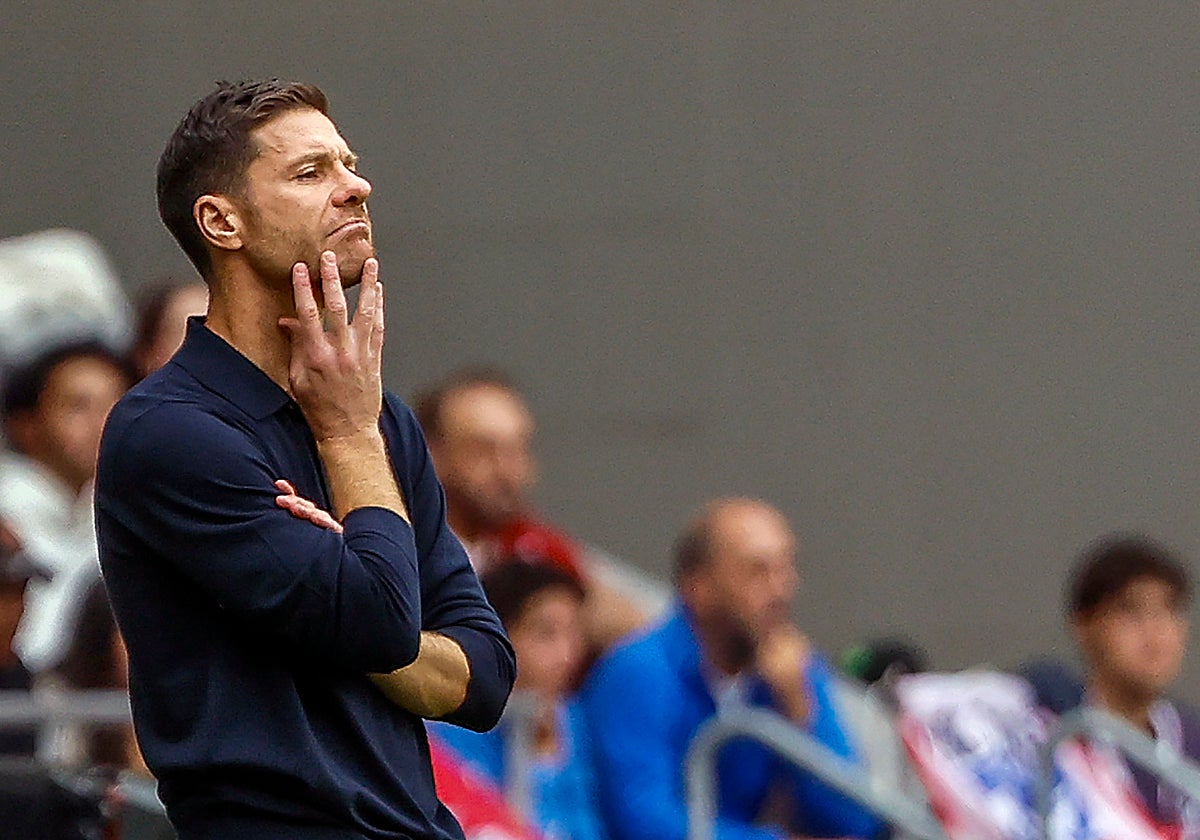 Xabi Alonso, pensativo, durante el derbi en el Metropolitano